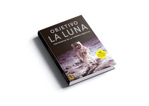 Fotografía a color del libro sobre una mesa blanca